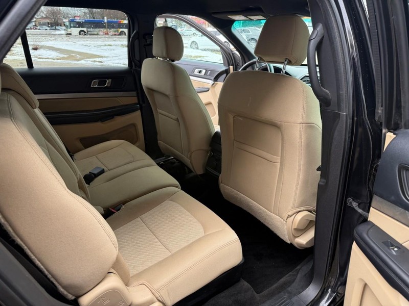 Ford Explorer Vehicle Image 17