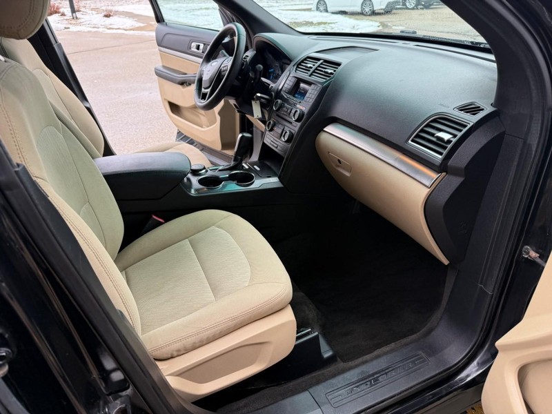 Ford Explorer Vehicle Image 19