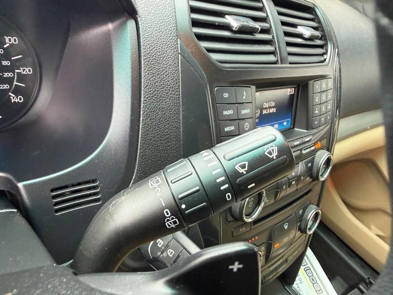 Ford Explorer Vehicle Image 24