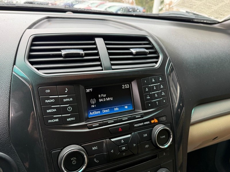 Ford Explorer Vehicle Image 26