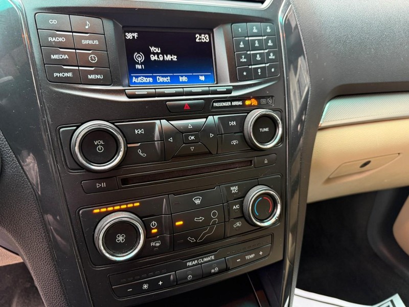 Ford Explorer Vehicle Image 27