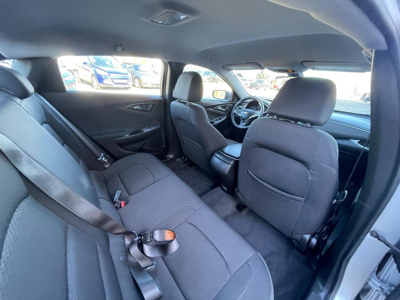 Chevrolet Malibu Vehicle Image 13