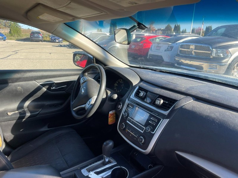 Nissan Altima Vehicle Image 02