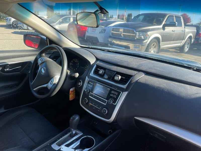 Nissan Altima Vehicle Image 04