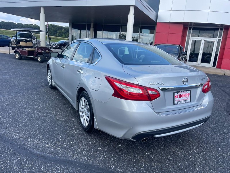 Nissan Altima Vehicle Image 05