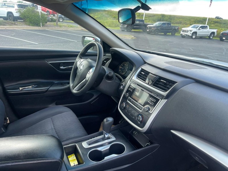 Nissan Altima Vehicle Image 06
