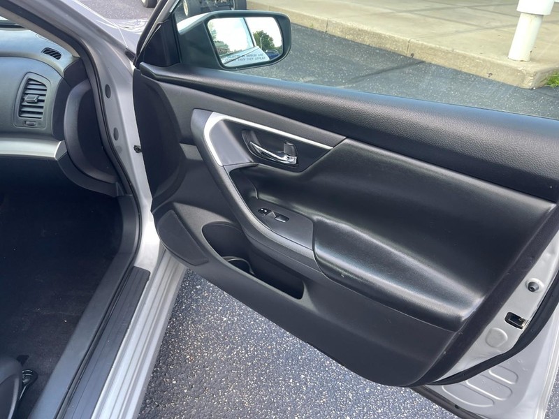 Nissan Altima Vehicle Image 08