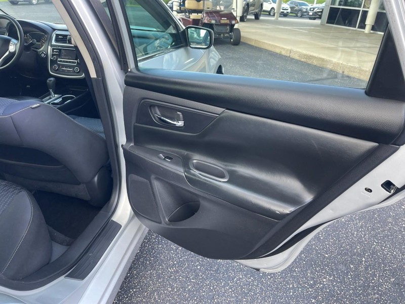 Nissan Altima Vehicle Image 10