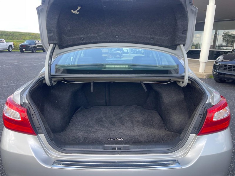 Nissan Altima Vehicle Image 11