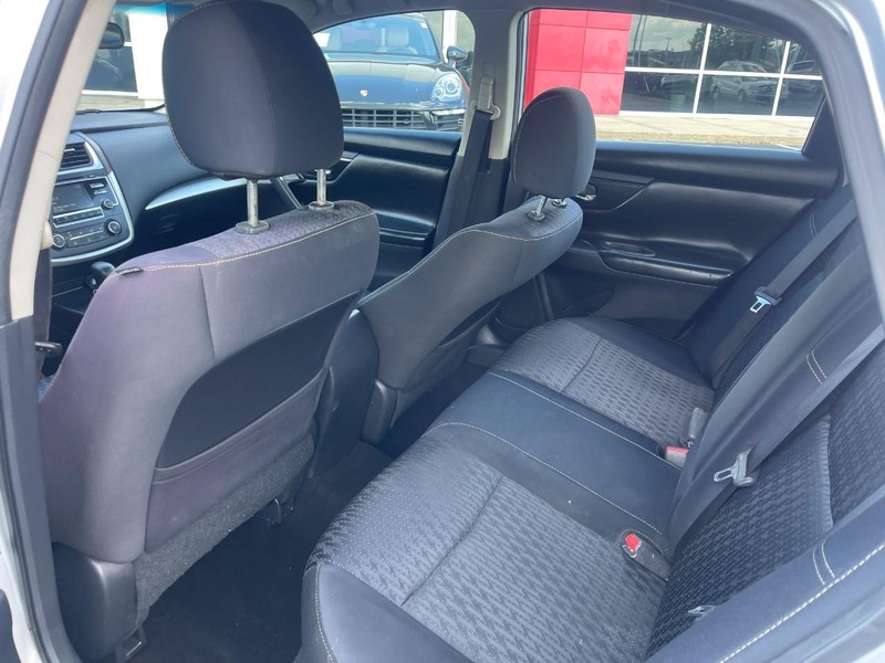 Nissan Altima Vehicle Image 12