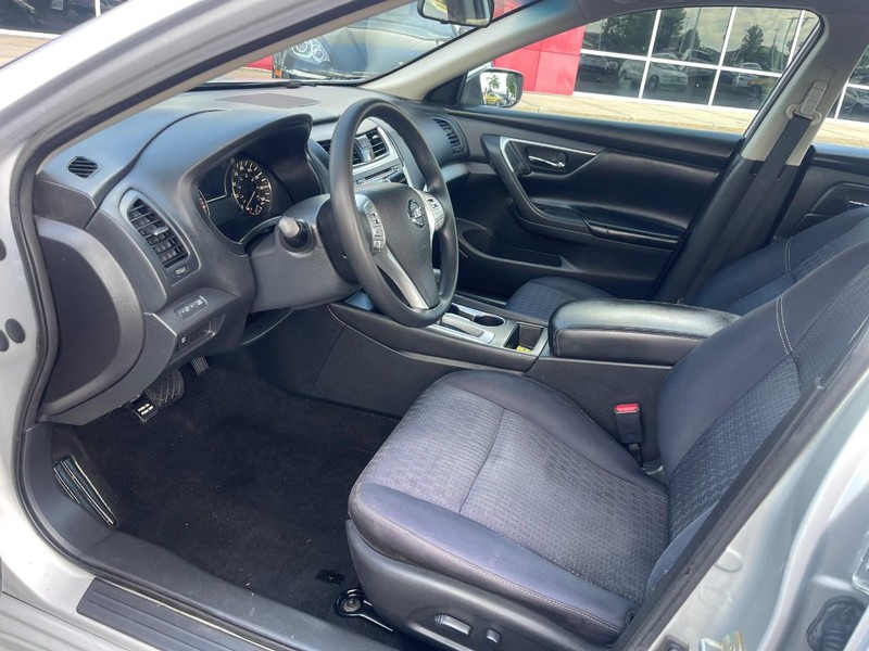 Nissan Altima Vehicle Image 13