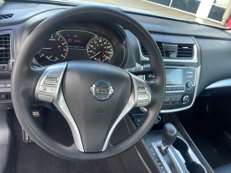 Nissan Altima Vehicle Image 15