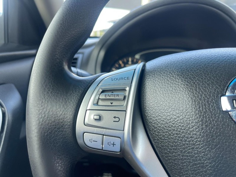 Nissan Altima Vehicle Image 16