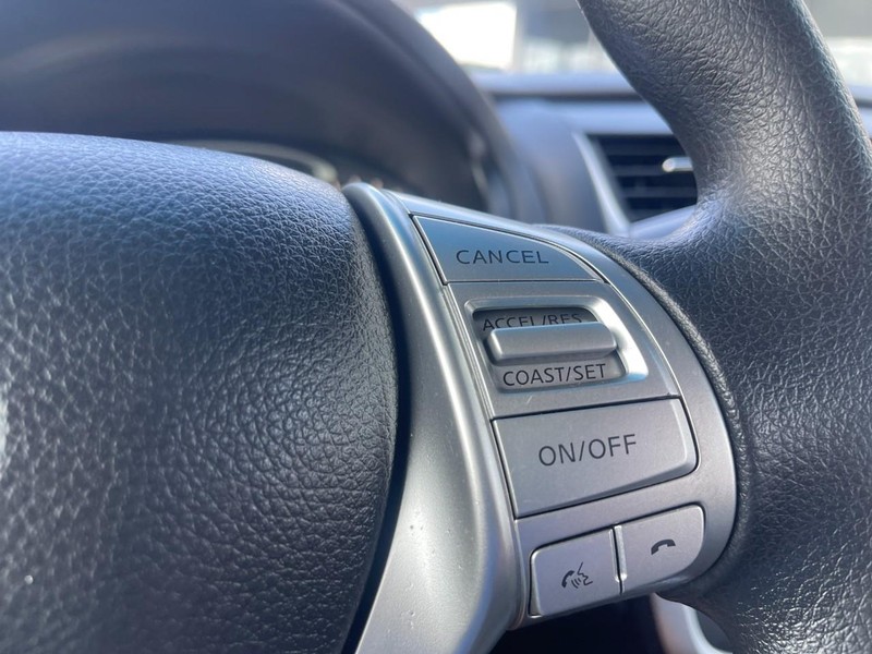 Nissan Altima Vehicle Image 17