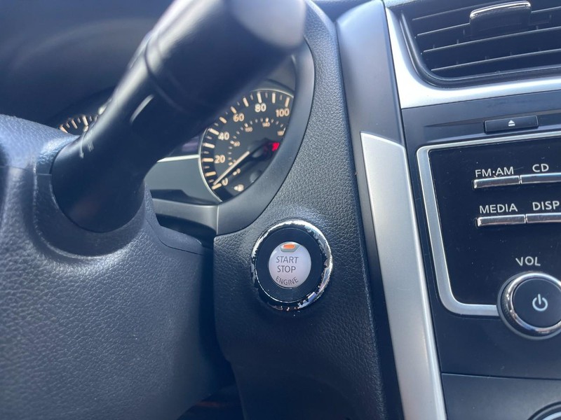 Nissan Altima Vehicle Image 19