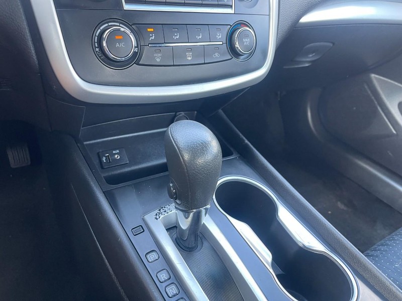 Nissan Altima Vehicle Image 20
