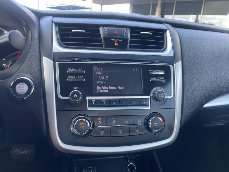 Nissan Altima Vehicle Image 21