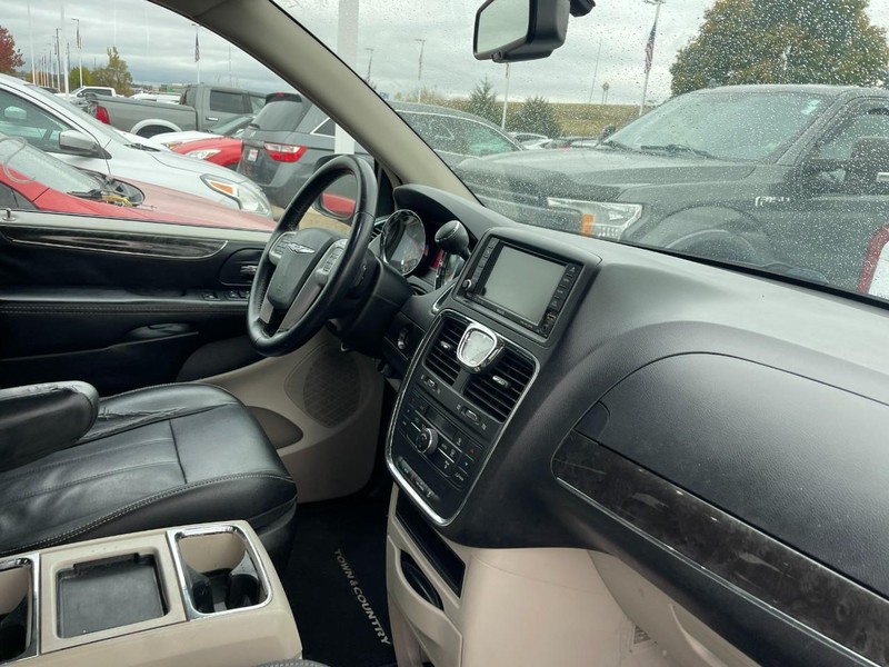 Chrysler Town & Country Vehicle Image 02