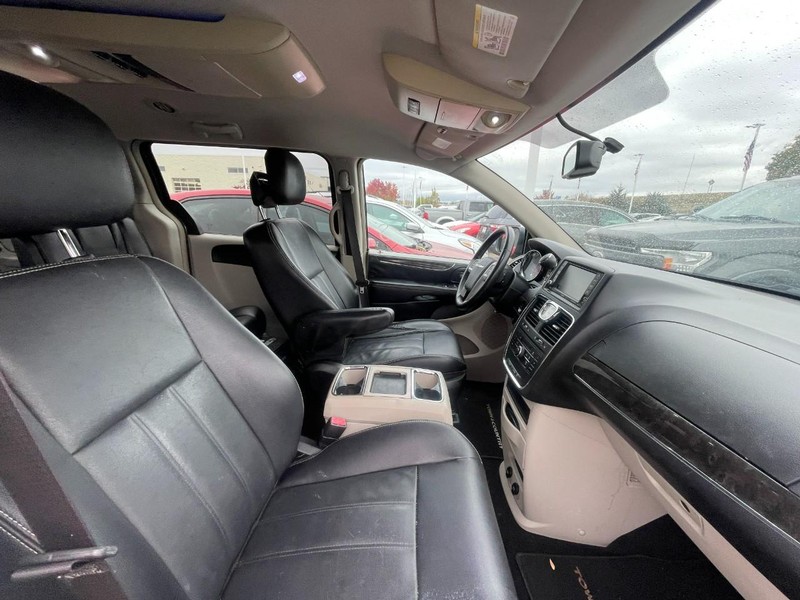 Chrysler Town & Country Vehicle Image 03