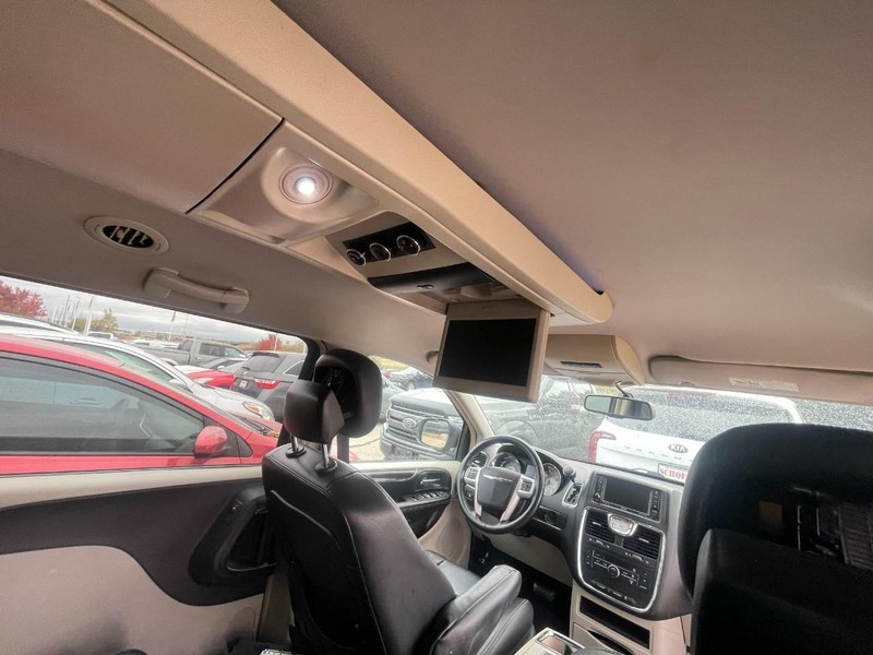 Chrysler Town & Country Vehicle Image 04