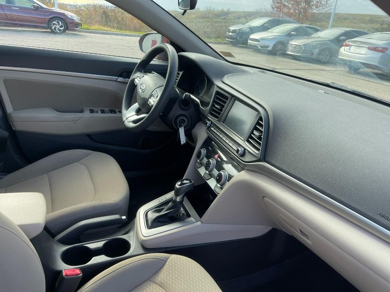 Hyundai Elantra Vehicle Image 02