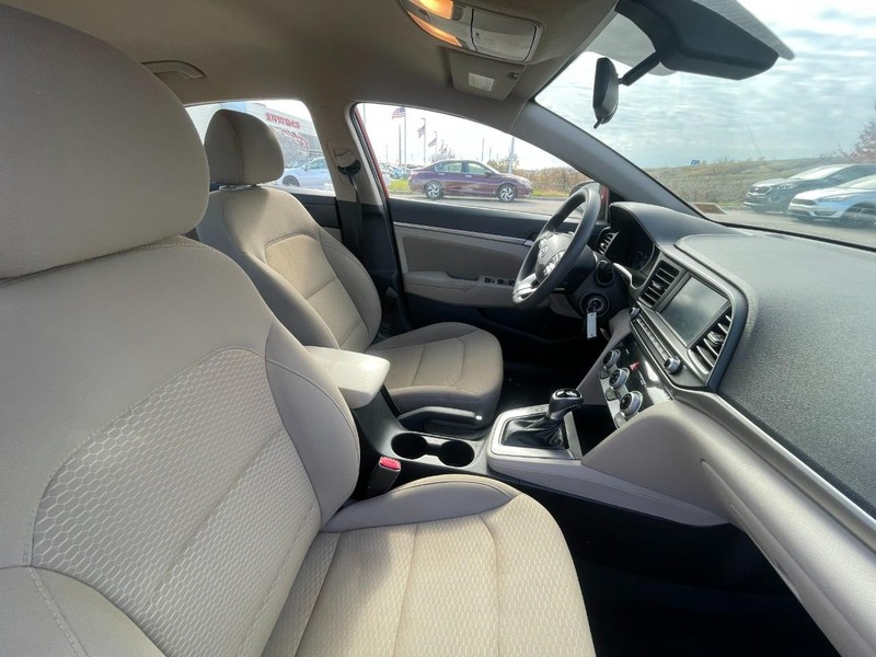 Hyundai Elantra Vehicle Image 03