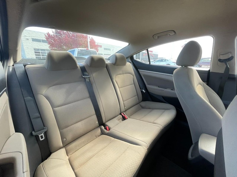 Hyundai Elantra Vehicle Image 04