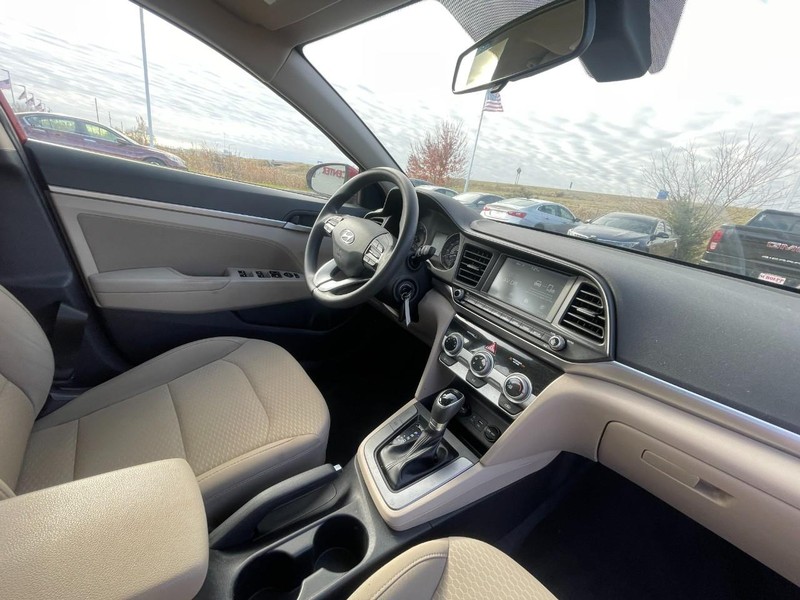 Hyundai Elantra Vehicle Image 05