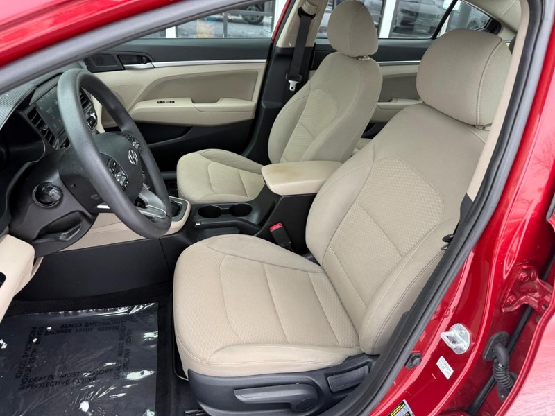 Hyundai Elantra Vehicle Image 09