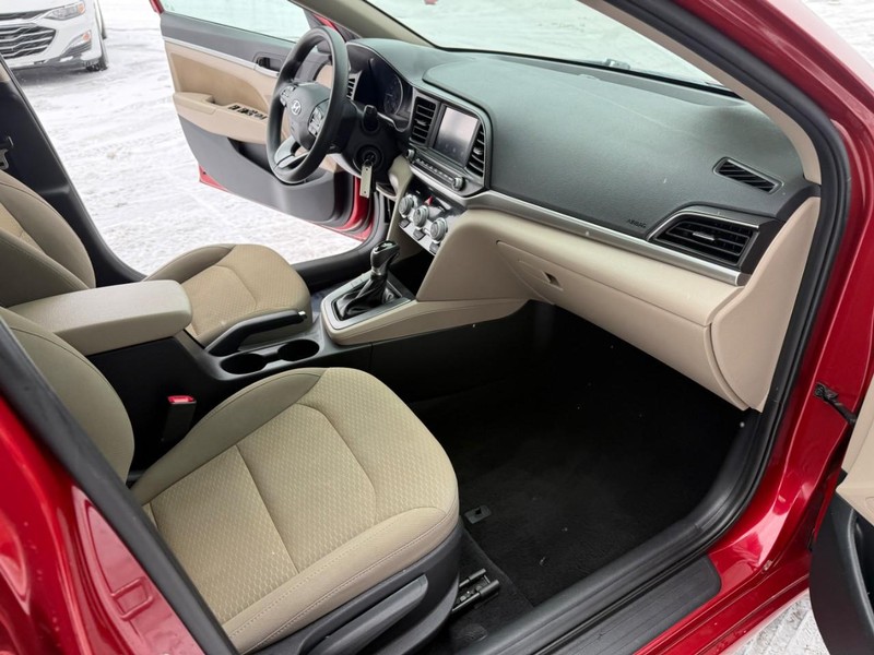 Hyundai Elantra Vehicle Image 16