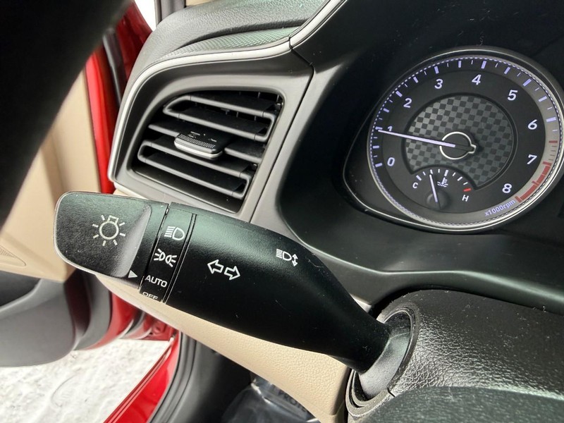 Hyundai Elantra Vehicle Image 19