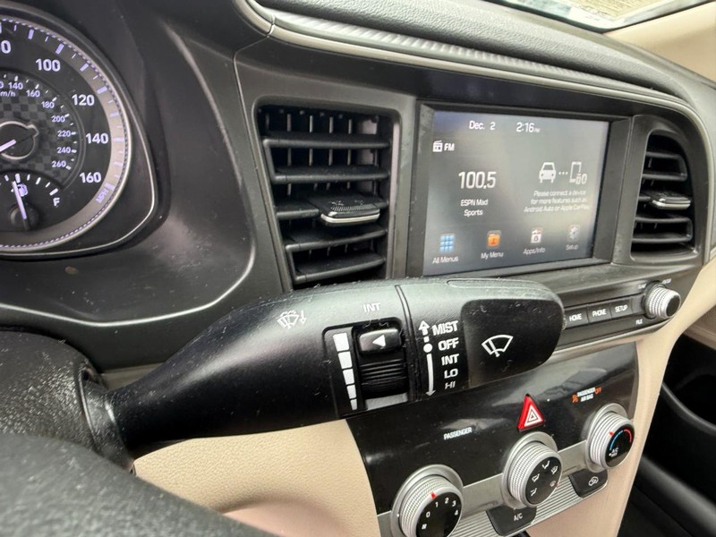 Hyundai Elantra Vehicle Image 21