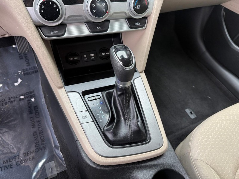 Hyundai Elantra Vehicle Image 26
