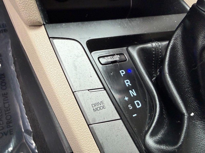 Hyundai Elantra Vehicle Image 28