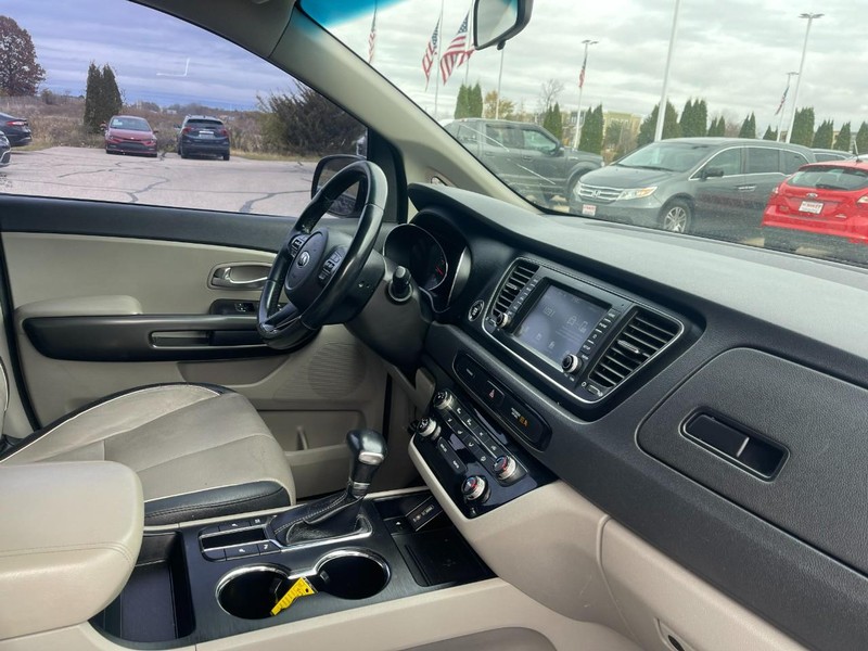 Kia Sedona Vehicle Image 02