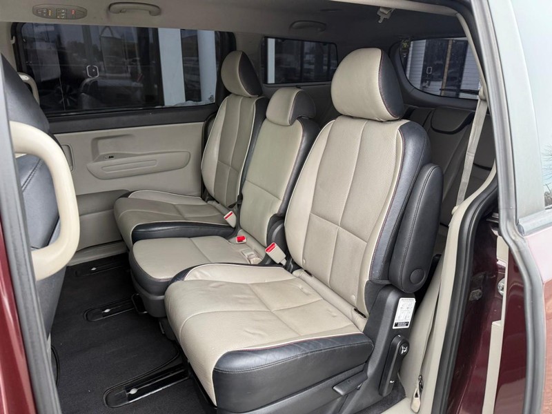 Kia Sedona Vehicle Image 11