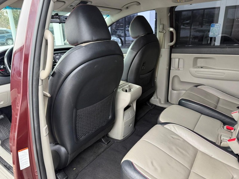 Kia Sedona Vehicle Image 13