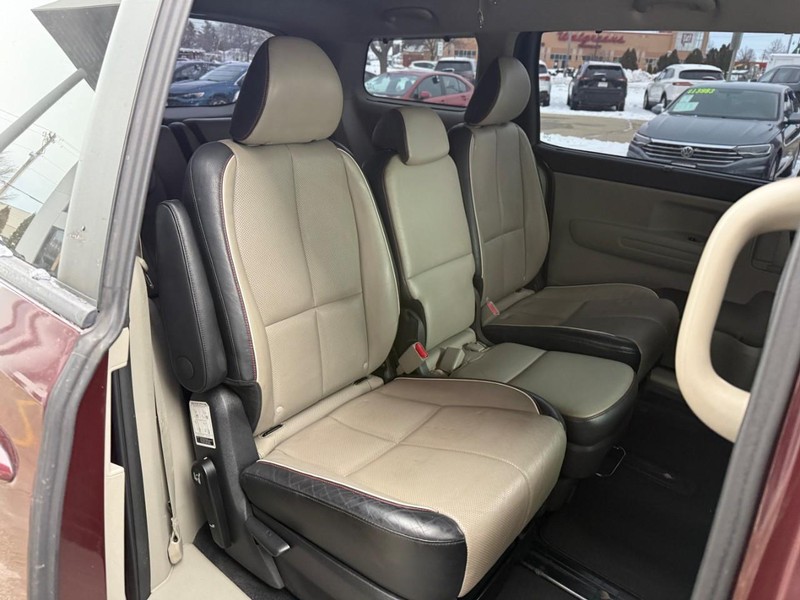 Kia Sedona Vehicle Image 15