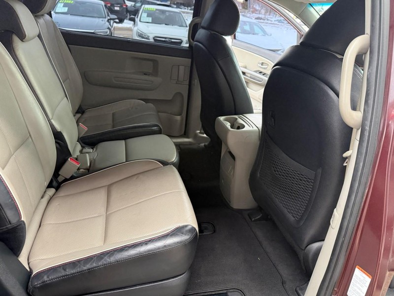 Kia Sedona Vehicle Image 16