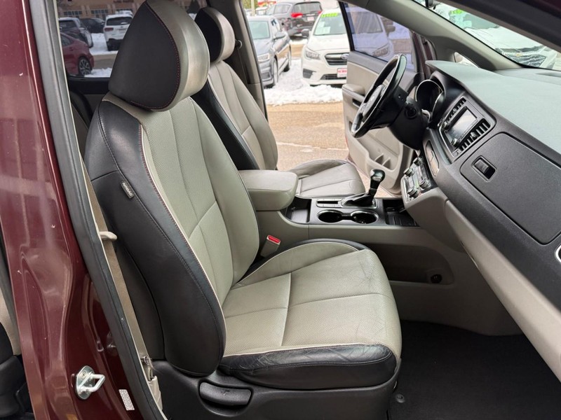 Kia Sedona Vehicle Image 17