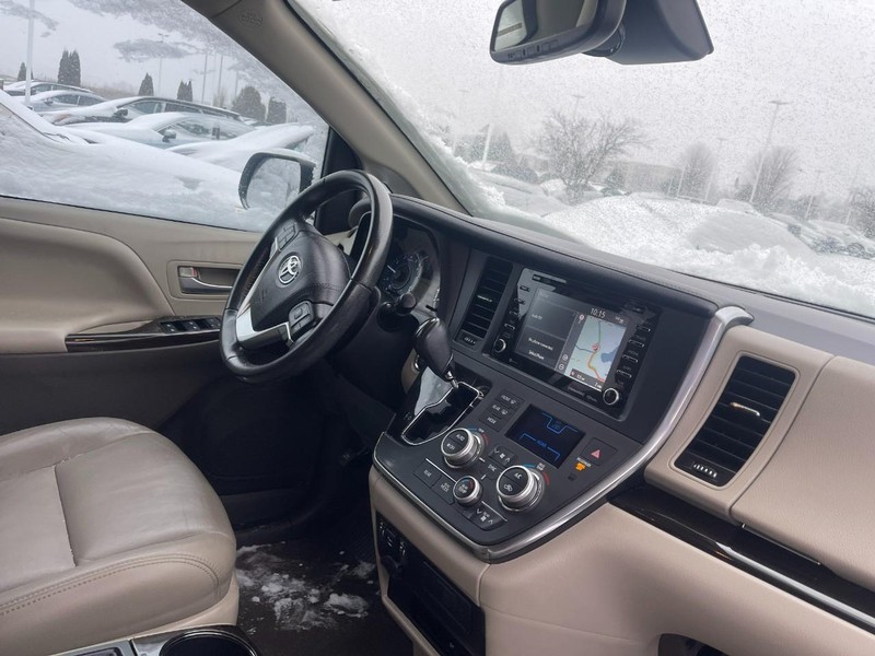 2018 Toyota Sienna XLE photo 2