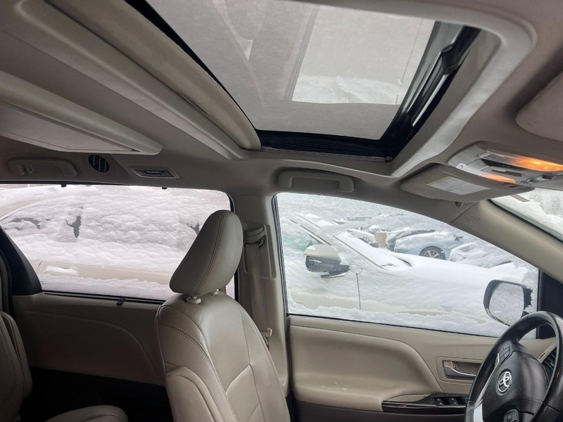 2018 Toyota Sienna XLE photo 3