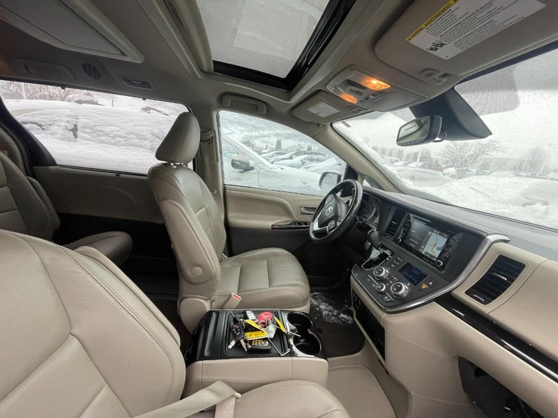 2018 Toyota Sienna XLE photo 4