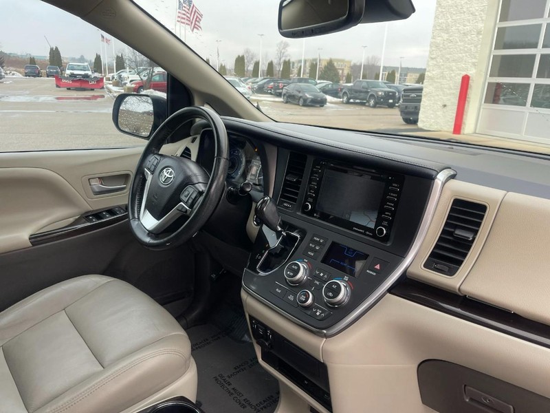 Toyota Sienna Vehicle Image 09