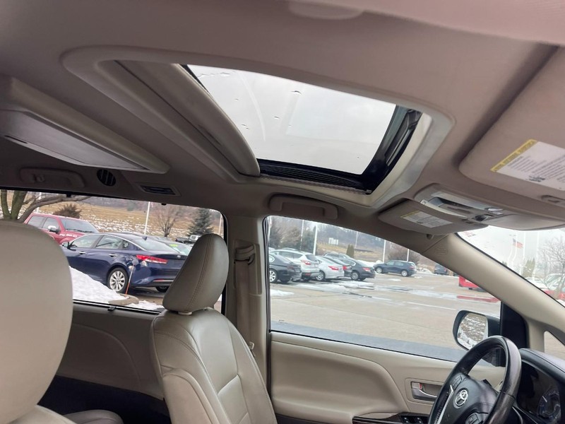 Toyota Sienna Vehicle Image 10
