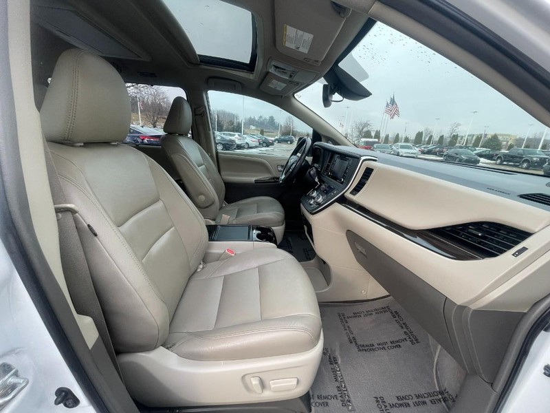 Toyota Sienna Vehicle Image 11