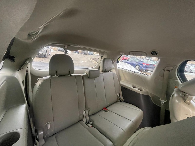 Toyota Sienna Vehicle Image 14