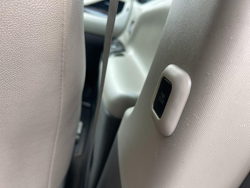 Toyota Sienna Vehicle Image 15