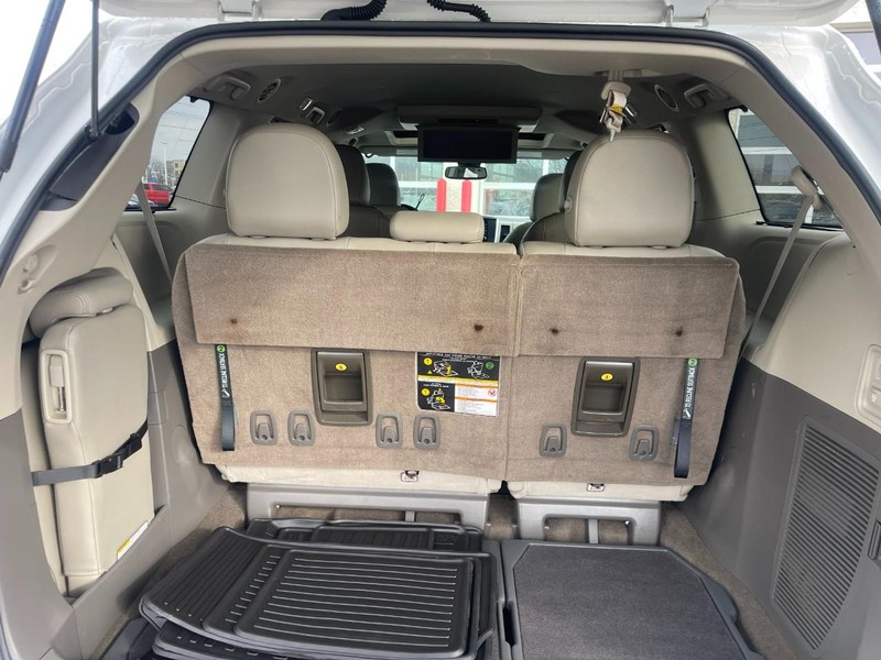 Toyota Sienna Vehicle Image 16