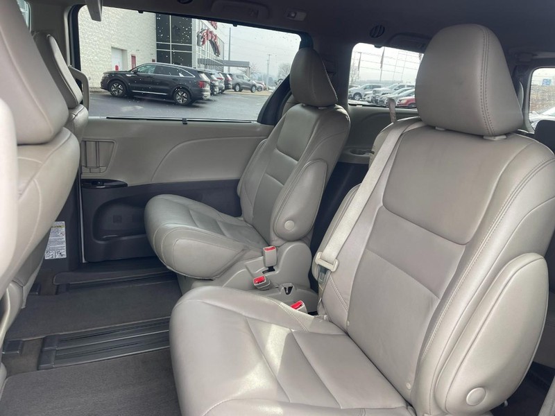 Toyota Sienna Vehicle Image 18